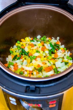 Sebze kokteyli (Mısır, fasulye, yeşil bezelye, havuç ve tatlı biber) kızarmış