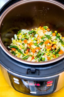 Sebze kokteyli (Mısır, fasulye, yeşil bezelye, havuç ve tatlı biber) kızarmış