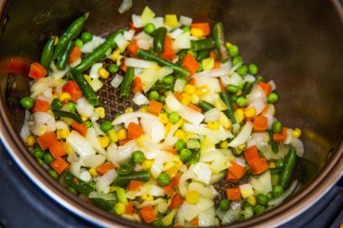Sebze kokteyli (Mısır, fasulye, yeşil bezelye, havuç ve tatlı biber) kızarmış