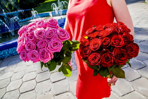 Женщина Флористика Красное Платье Держит Руках Букета Красных Розовых Роз — стоковое фото