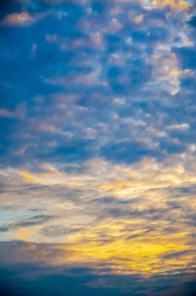 Através Dramático Nascer Sol Céu Azul Claro Olha — Fotografia de Stock