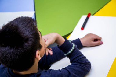 çocuk, genç, beyaz kağıt bir sayfa önce düşünüyor