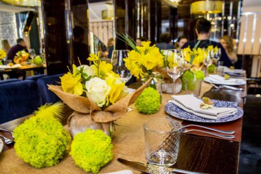 bir restoran veya kafede bir kutlama (evlilik, yıldönümü, doğum günü) için sarı tonlarda çiçek tablo ile dekore