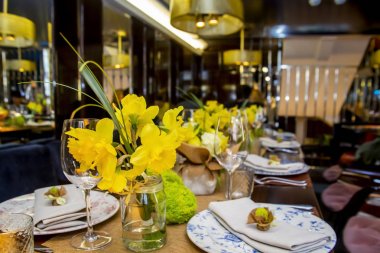 bir restoran veya kafede bir kutlama (evlilik, yıldönümü, doğum günü) için sarı tonlarda çiçek tablo ile dekore
