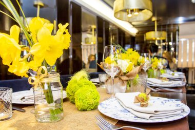 bir restoran veya kafede bir kutlama (evlilik, yıldönümü, doğum günü) için sarı tonlarda çiçek tablo ile dekore