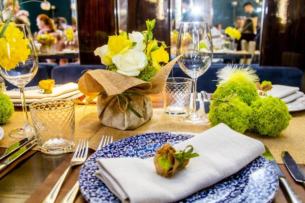 Décoré Avec Une Table Fleurs Dans Des Tons Jaunes Pour — Photo