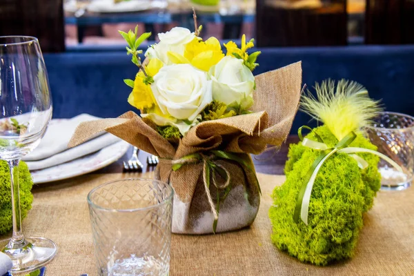 Décoré Avec Une Table Fleurs Dans Des Tons Jaunes Pour — Photo