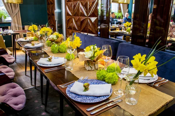 Décoré Avec Une Table Fleurs Dans Des Tons Jaunes Pour — Photo