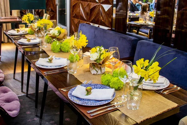 Décoré Avec Une Table Fleurs Dans Des Tons Jaunes Pour — Photo