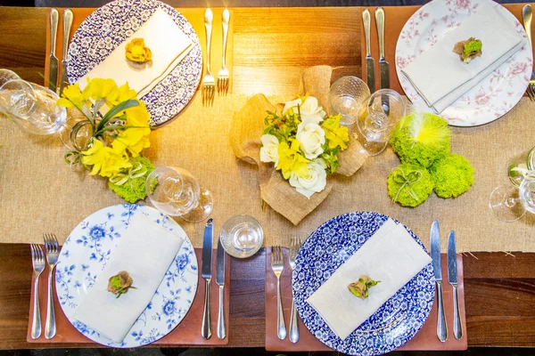 Décoré Avec Une Table Fleurs Dans Des Tons Jaunes Pour — Photo