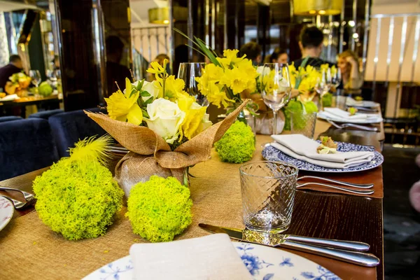 Tisch Mit Blumen Gelbtönen Für Eine Feier Hochzeit Jubiläum Geburtstag — Stockfoto