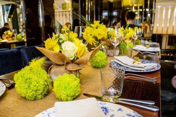 Décoré Avec Une Table Fleurs Dans Des Tons Jaunes Pour — Photo