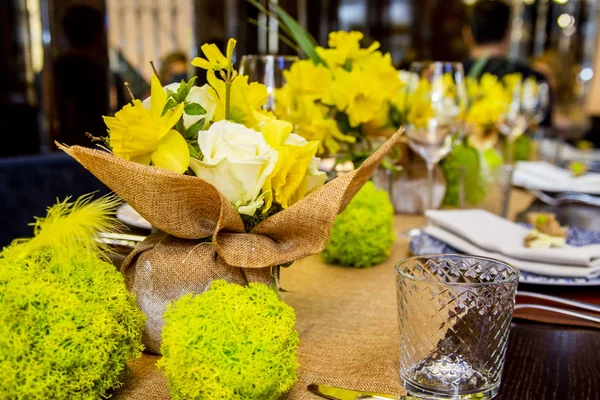 Décoré Avec Une Table Fleurs Dans Des Tons Jaunes Pour — Photo