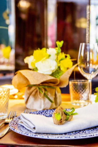 Table Décorée Dans Des Tons Jaunes Pour Célébration Mariage Anniversaire — Photo