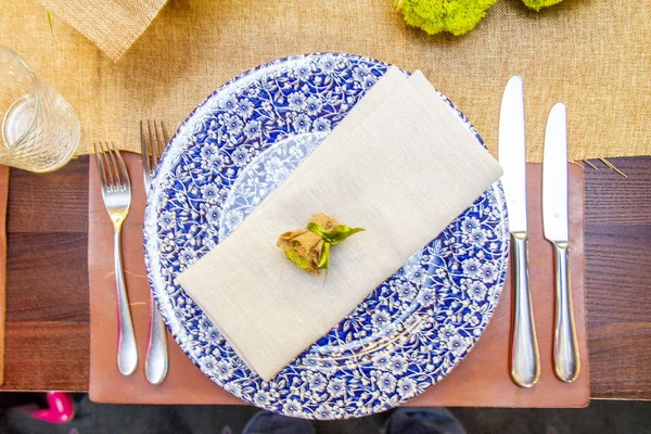 Décoré Avec Une Table Fleurs Dans Des Tons Jaunes Pour — Photo