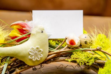 çiçekler, yeşil yosun, tüyler ve el yapımı kuşlar bahar ihale kompozisyon yakın çekim, kart mockup