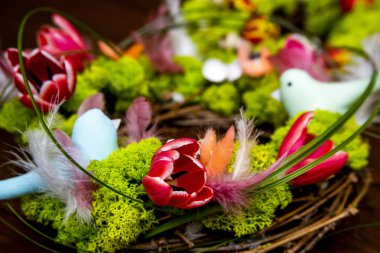 çiçekler, yeşil yosun, tüyler ve el yapımı kuşlar bahar ihale kompozisyon yakın çekim