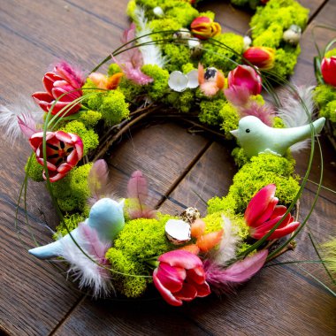 çiçekler, yeşil yosun, tüyler ve el yapımı kuşlar bahar ihale kompozisyon yakın çekim