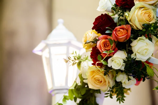 Composición florística de rosas multicolores contra una linterna —  Fotos de Stock