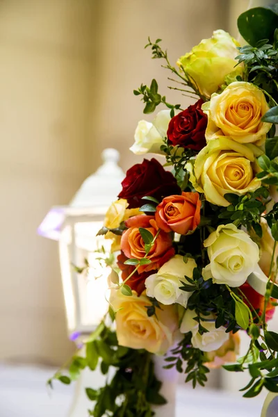 Composición florística de rosas multicolores contra una linterna —  Fotos de Stock