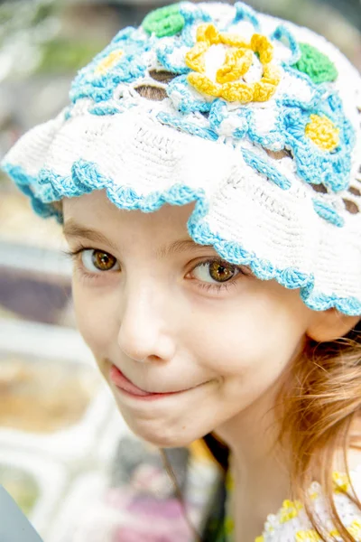 Het meisje is likte in afwachting van de Ice-Cream trolley — Stockfoto
