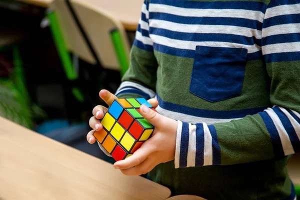 Kiev, Ukraina, 17 maj 2019, Rubiks kub i händerna på en chil — Stockfoto