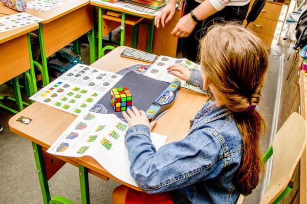 Kiev, Ukraina, 17 maj 2019, Rubiks kub i händerna på en chil — Stockfoto