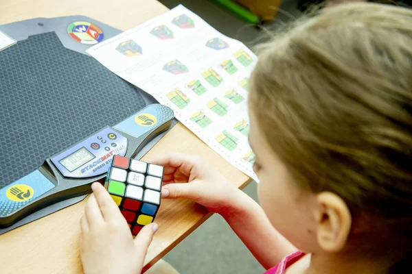 Kiev, Ukraina, 17 maj 2019, Rubiks kub i händerna på ett barn — Stockfoto