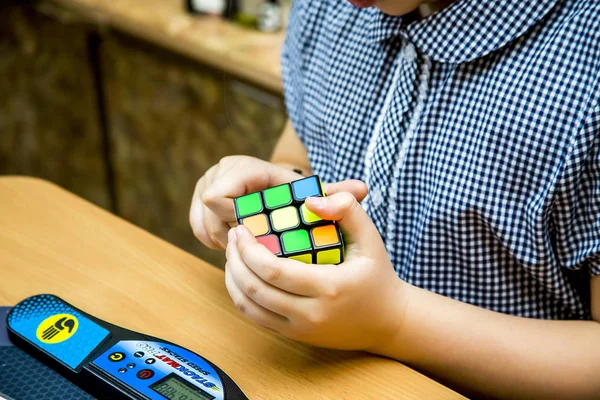 Kiev, Ucrânia, 17 de maio de 2019, cubo de Rubik nas mãos de um chil — Fotografia de Stock