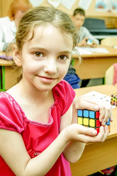 Kiev, Ukraina, 17 maj 2019, Rubiks kub i händerna på en chil — Stockfoto