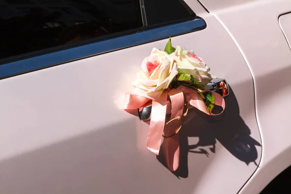 Декор з двох троянд на білих дверях автомобіля — стокове фото