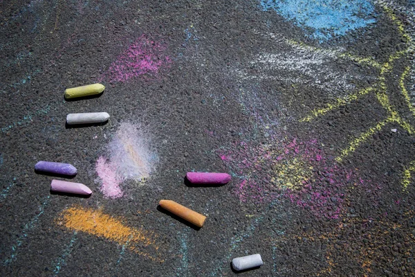 Färgglada barnens kritor på asfalt, bakgrund, närbild — Stockfoto