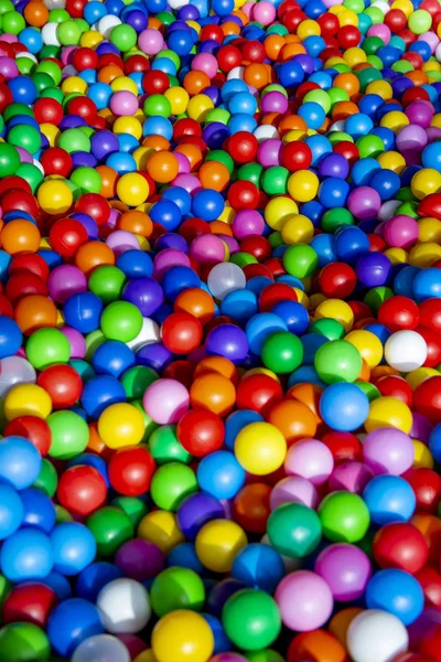 Achtergrond van kleurrijke plastic ballen in kinderspeelkamer — Stockfoto