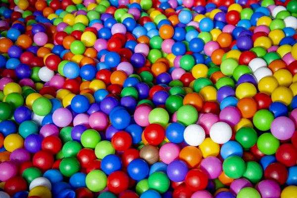 Fondo de bolas de plástico de colores en la sala de juegos para niños — Foto de Stock