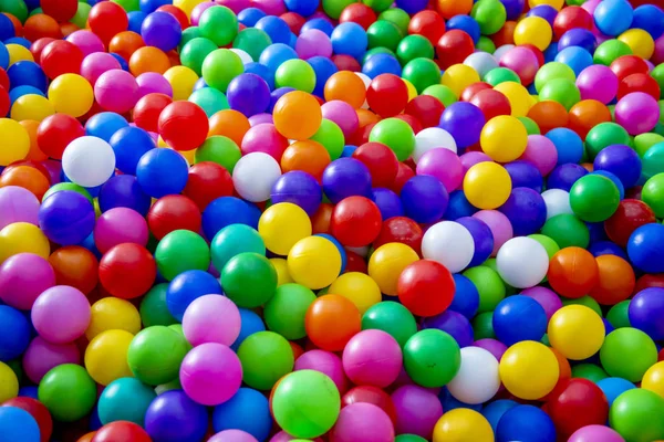 Bakgrund av färgglada plastbollar i barnens lekrum — Stockfoto