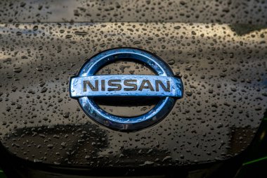 Kiev, Ukrayna - 28 Haziran 2019: Araba Logosu - Nissan sıfır emisyon yaprağı.yağmur damlaları ile