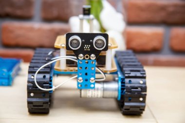 Robot On Wheels, Bilgisayar tarafından yönetilen, benzersiz tasarımı ve yumuşak odak arka plan ile stilize çevre ile orijinal özel sıcak çubuk tarzı otomobil