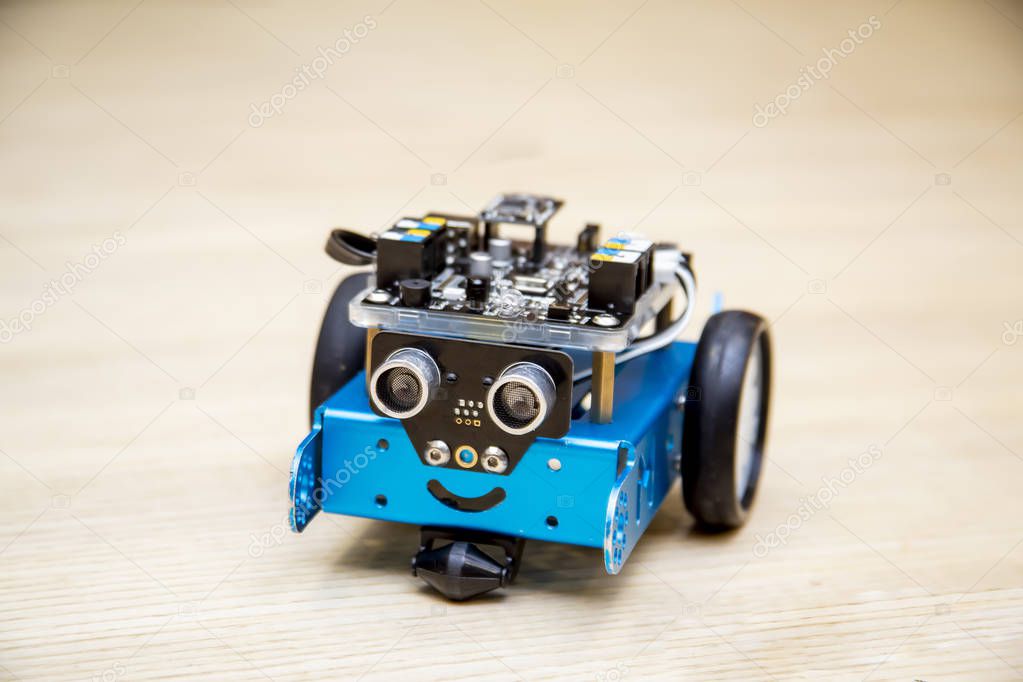 Robot on Wheels, managed by Computer, original custom hot rod st