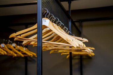 boş vestiyer veya checkroom veya gardırop numaraları ile parlak ahşap askıları