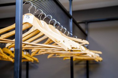 boş vestiyer veya checkroom veya gardırop numaraları ile parlak ahşap askıları
