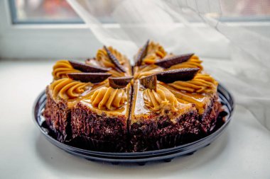 hafif bir arka plan üzerinde çikolatalı bal kek