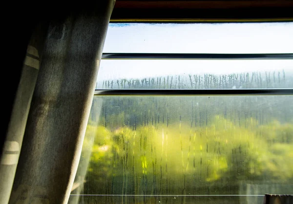 Krásná zelená krajina mimo okno vlaku. Cestování vlakem — Stock fotografie