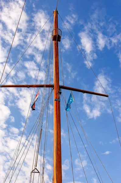 Mast, sails of ship and blue sky, background outdoors — Stock Photo, Image