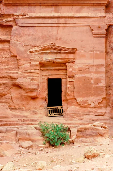 Un fragmento de un muro en Al Khazneh, la antigua ciudad de Petra, Jordania: un increíble Patrimonio de la Humanidad por la UNESCO . — Foto de Stock