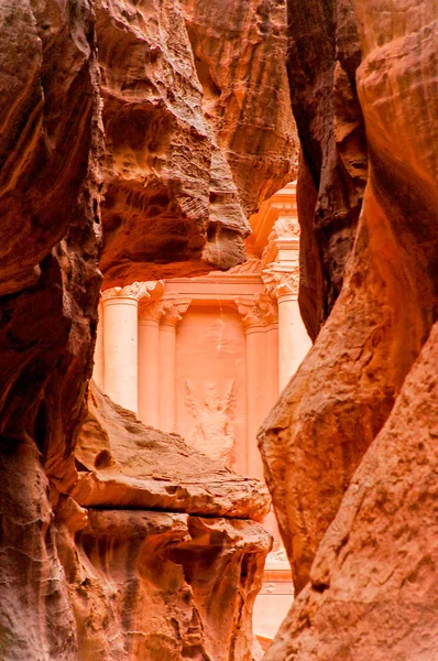 Vista de Al Khazneh, la antigua ciudad de Petra, Jordania: un increíble Patrimonio de la Humanidad por la UNESCO . — Foto de Stock