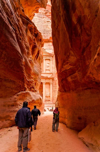 Vista de Al Khazneh, la antigua ciudad de Petra, Jordania: un increíble Patrimonio de la Humanidad por la UNESCO . — Foto de Stock