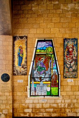 Nasıra, İsrail. 26 Haziran 2020: Annunciation Bazilikası 'nın avlusunda, dünyanın dört bir yanından gelen Katoliklerin hediyeleriyle galerinin duvarlarına 50' den fazla Bakire portresi asıldı.