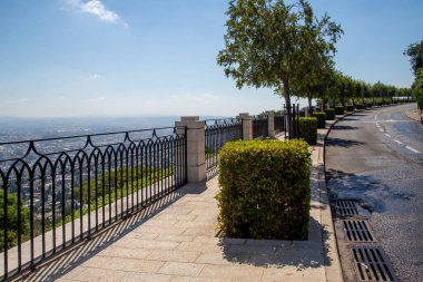 Louis Promenade ve Haifu şehrinin güneşli yaz manzarası