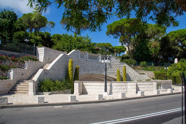 이스라엘의 하이파 루이스 프로메나 바하이 의상입구 근처에 장식용 테라스 — 스톡 사진