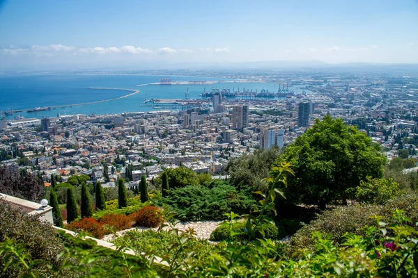 Louis Promenade 'den Hayfa şehrinin güneşli yaz manzarası
